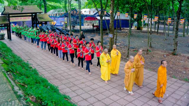 Thiêng liêng lời kinh cầu tại Hội Trại Tuổi Trẻ & Phật Giáo